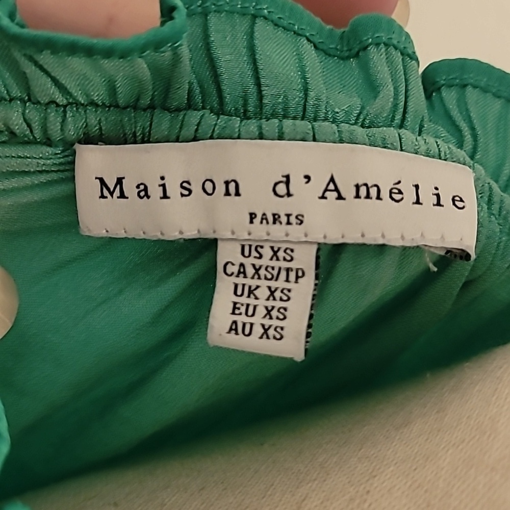 Elegant Green Blouse with Ruffled Neckline - Picture 2 of 5